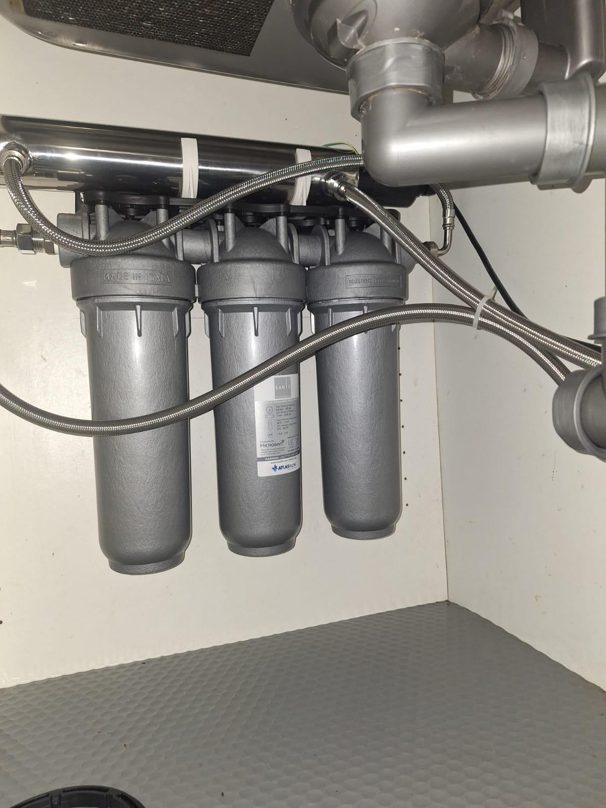 Nord 10 triple-filter unit fitted below a condominium kitchen sink