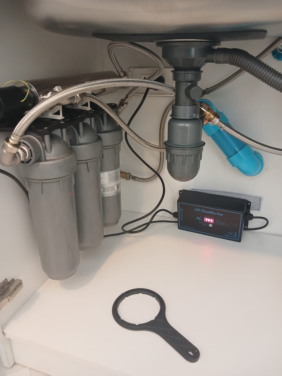 Compact Nord 10 filtration system installed beneath a kindergarten sink